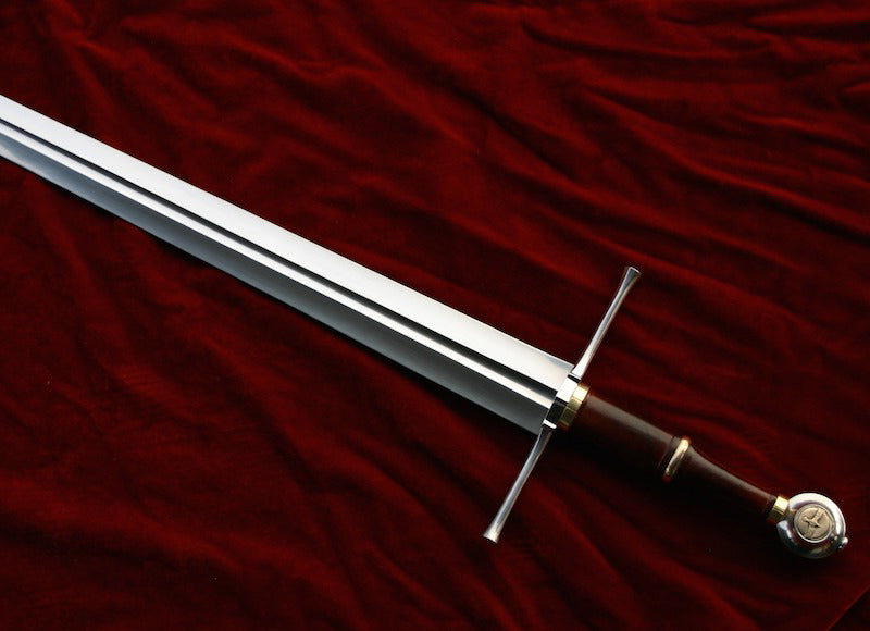 Raven Longsword – Dark Winged Medieval Sword with Brass Raven & Sheath