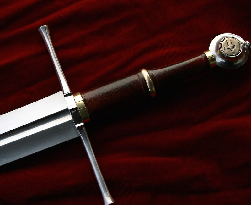Raven Longsword – Dark Winged Medieval Sword with Brass Raven & Sheath